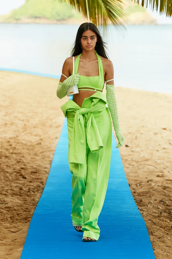 Berlangsung di Hawaii, desainer yang dikenal dengan busana bergaya sexy dan flirty ini juga terinspirasi pakaian menyelam pada koleksi terbaru. Foto: courtesy of Jacquemus