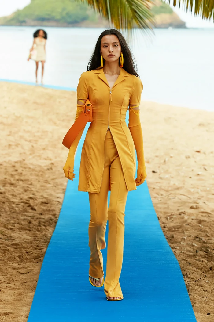 Perpaduan warna kuning dan orange dapat terlihat sublte berkat pilihan siluet yang lean dan fitted. Foto: courtesy of Jacquemus