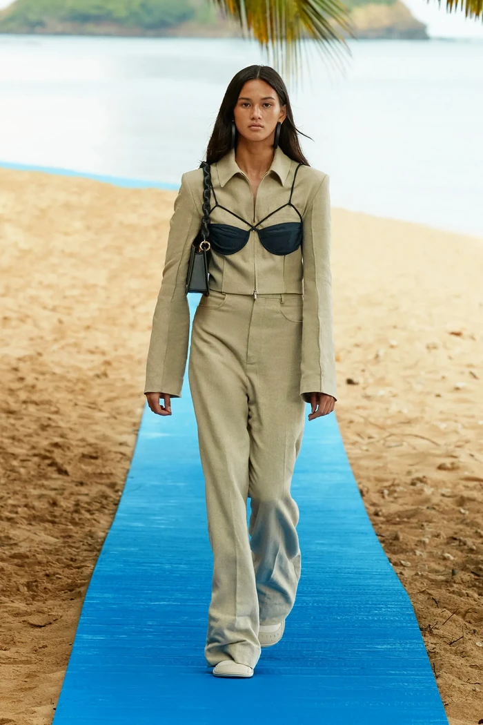 Tak hanya warna mencolok, Jacquemus juga menawarkan busana dalam rona yang lebih kalem dan tetap terlihat seksi lewat trik padu padan bersama bralette. Foto: courtesy of Jacquemus