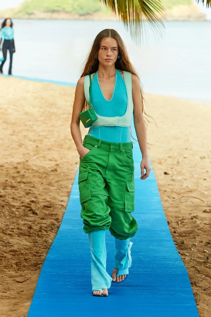 Bodysuit dikenakan bersama bralette dan celana kargo dalam perpaduan warna vivid nan striking. Foto: courtesy of Jacquemus