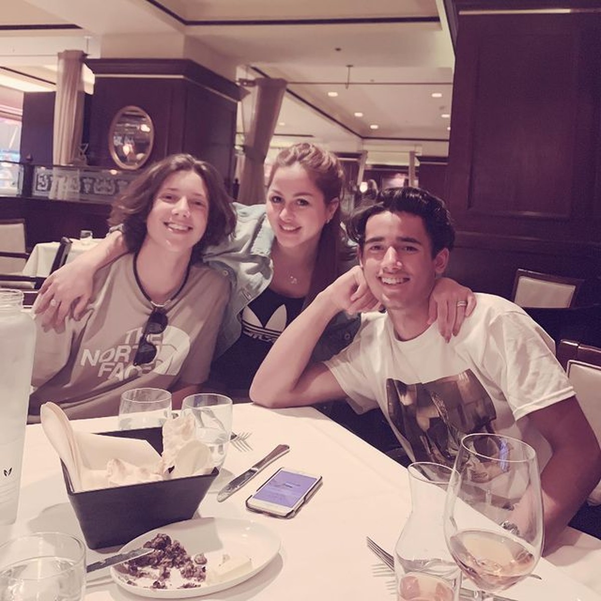 Jovanka Mardova dikaruniai oleh dua orang anak laki-laki tampan berparas bule yang beranjak remaja&period; Yuk&comma; intip potretnya&excl;