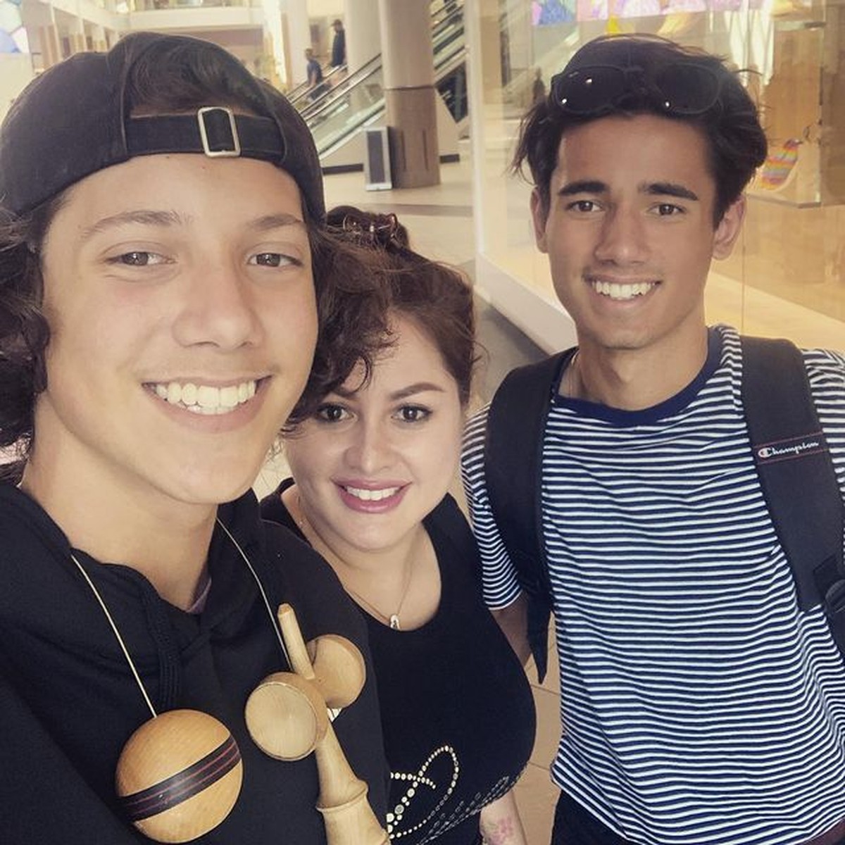 Jovanka Mardova dikaruniai oleh dua orang anak laki-laki tampan berparas bule yang beranjak remaja&period; Yuk&comma; intip potretnya&excl;