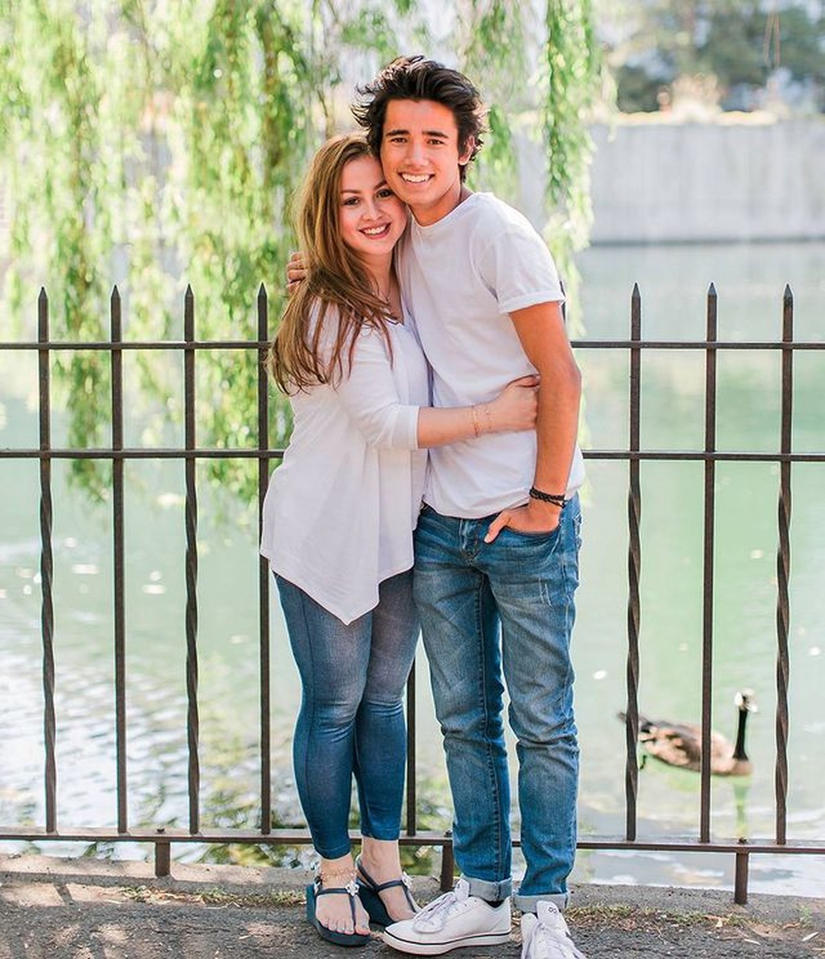 Jovanka Mardova dikaruniai oleh dua orang anak laki-laki tampan berparas bule yang beranjak remaja&period; Yuk&comma; intip potretnya&excl;