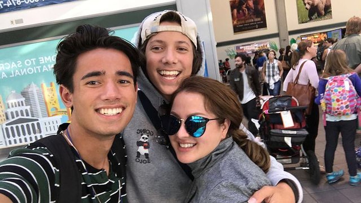 Jovanka Mardova dikaruniai oleh dua orang anak laki-laki tampan berparas bule yang beranjak remaja&period; Yuk&comma; intip potretnya&excl;