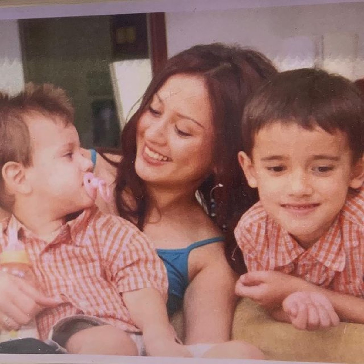 Jovanka Mardova dikaruniai oleh dua orang anak laki-laki tampan berparas bule yang beranjak remaja&period; Yuk&comma; intip potretnya&excl;