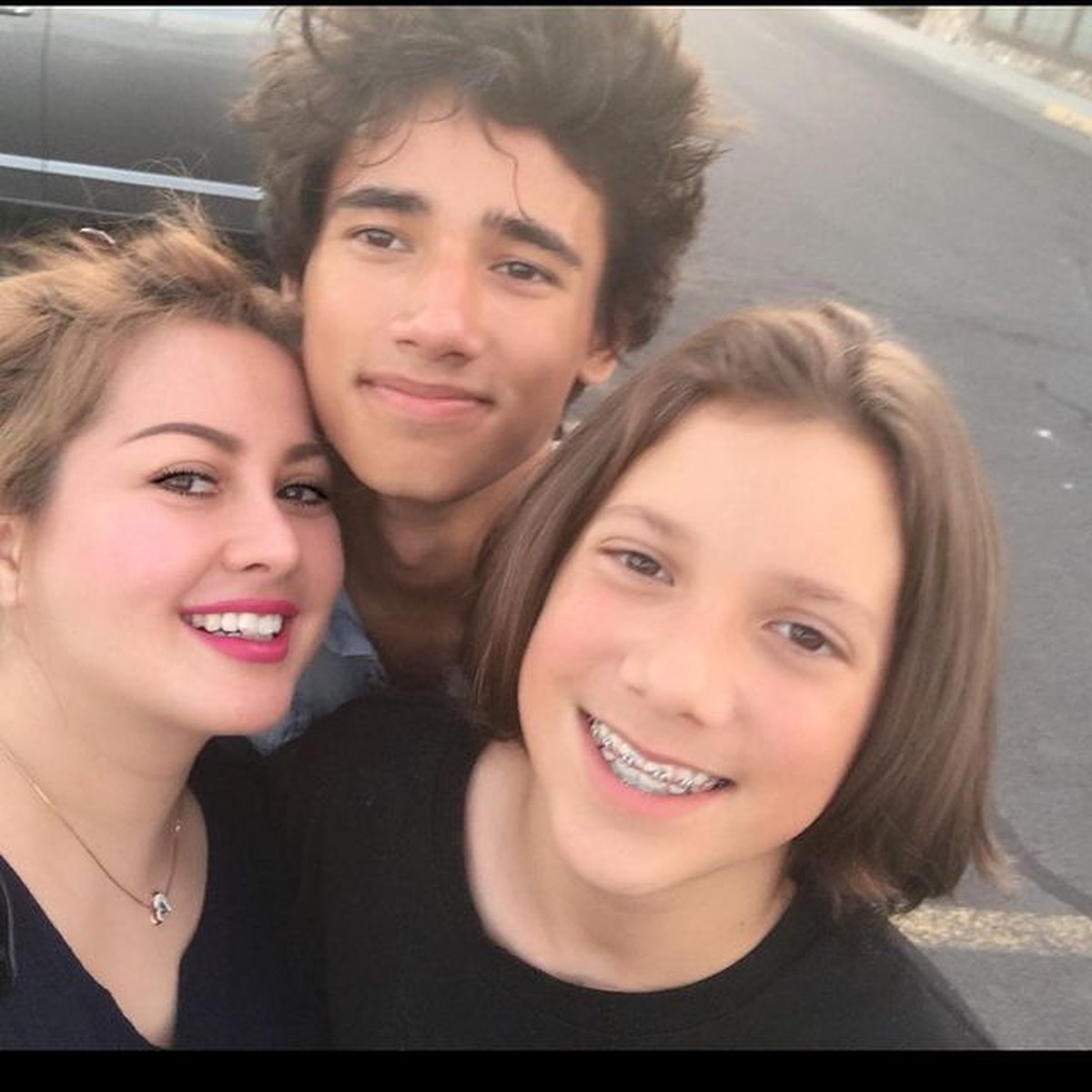 Jovanka Mardova dikaruniai oleh dua orang anak laki-laki tampan berparas bule yang beranjak remaja&period; Yuk&comma; intip potretnya&excl;