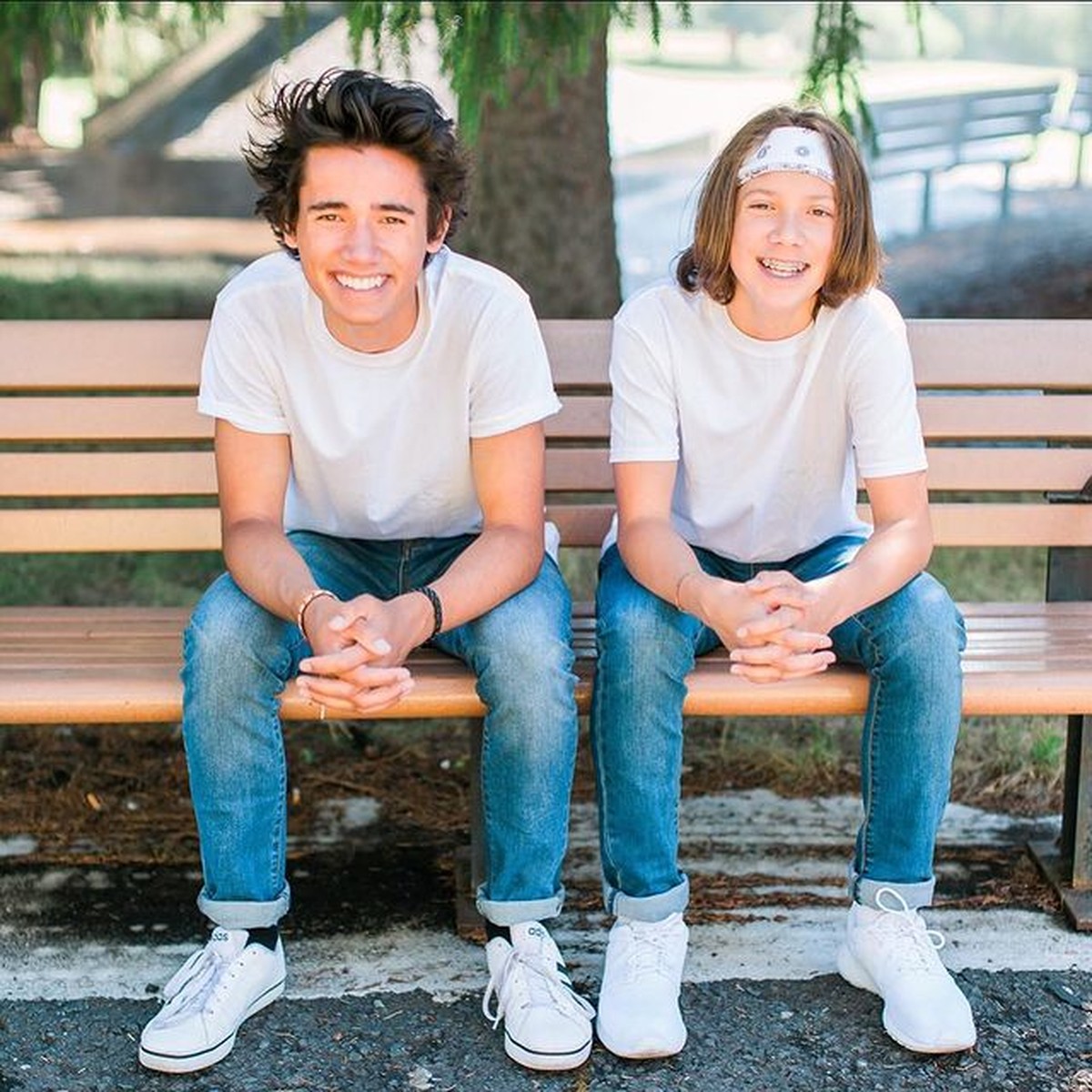 Jovanka Mardova dikaruniai oleh dua orang anak laki-laki tampan berparas bule yang beranjak remaja&period; Yuk&comma; intip potretnya&excl;