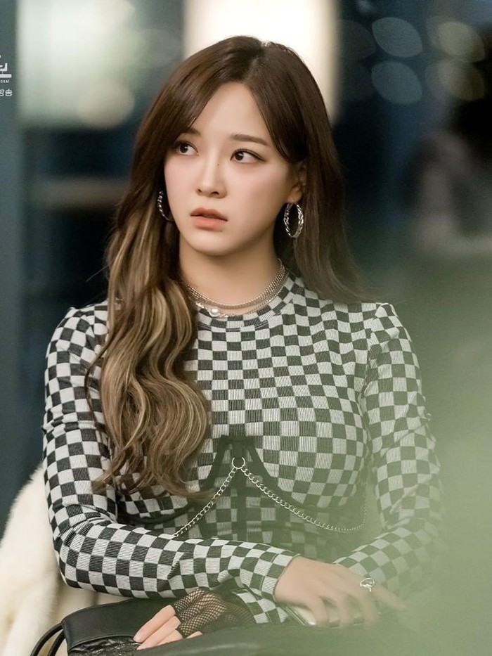 Penampilannya bersama Ahn Hyo Seop dalam drakor Business Proposal, sukses mendongkrak popularitas Sejeong. Drama komedi romantis tersebut mendapat perhatian besar dan menjadi salah satu drakor populer di 2022./ Foto: instagram.com/sbs.official