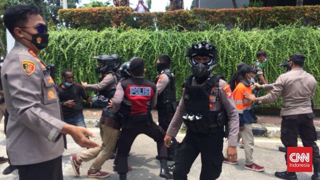 Polisi total menangkap 90 orang terkait aksi demo massa Papua berujung ricuh yang terjadi di dekat Kompleks Istana Kepresidenan, Jakarta Pusat, Jumat (11/3).
