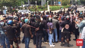 Saksi: Pedemo Wanita Pingsan Dipukul Polisi saat Demo Papua di Istana