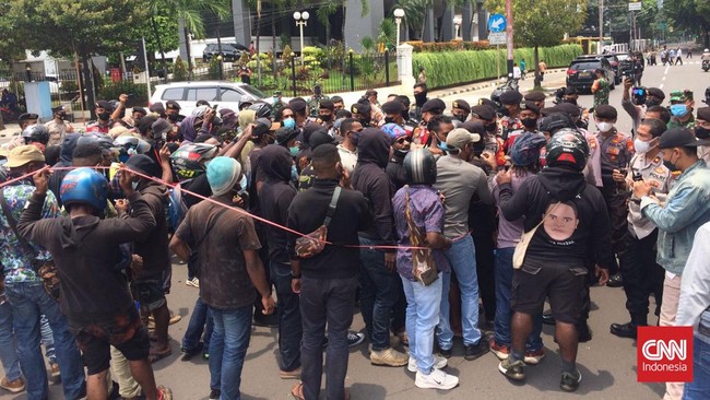 Massa aksi yang ditangkap aparat kini ditempatkan di Lapangan Stadion Presisi Polda Metro Jaya.