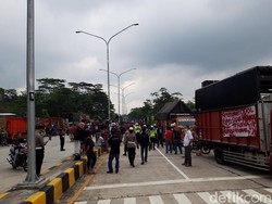 Snapshots: Massa Sopir Truk Demo ODOL di Jalan Diponegoro Boyolali