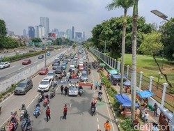Massa Aliansi Rakyat Menggugat Tiba di Gedung DPR, Lalin Macet