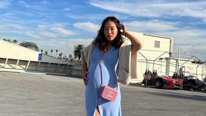 Inspirasi Gaya Ibu Hamil yang Modis ala Aimee Song