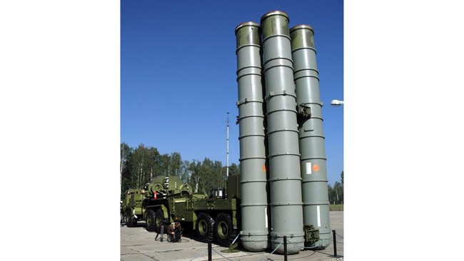 S-400 Triumph adalah sistem rudal darat-ke-udara (SAM) yang dirancang Rusia. Alat ini mampu melumpuhkan jet tempur dan pesawat komersial.