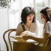 7 Buku Tentang Persahabatan Ini Cocok Jadi Kado untuk Bestie Kamu!