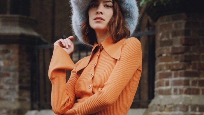 Contek Gaya Chic dan Unik Alexa Chung yang Bisa Jadi Inspirasi OOTD