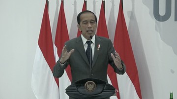 Presiden Joko Widodo (Jokowi) Saat Sidang Terbuka Senat Akademik Dies Natalis ke-46 UNS. (Tangkapan Layar Youtube Universitas Sebelas Maret)