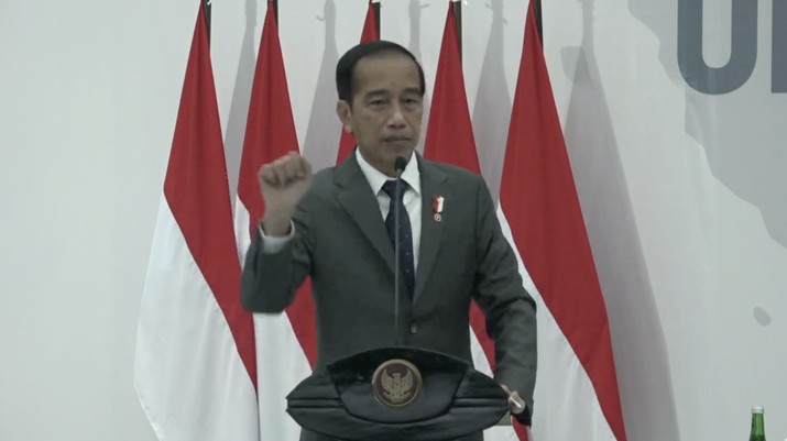Presiden Joko Widodo (Jokowi) Saat Sidang Terbuka Senat Akademik Dies Natalis ke-46 UNS. (Tangkapan Layar Youtube Universitas Sebelas Maret)