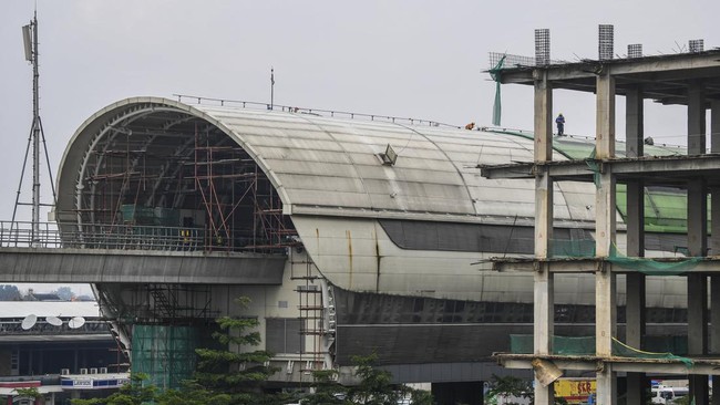 Penjabat (Pj) Gubernur DKI Jakarta Heru Budi Hartono mengatakan proyek LRT masih dibicarakan. Apakah dilanjut terus atau menunggu gubernur baru di 2024