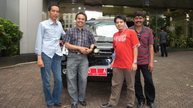Roy Suryo mengaku sebagai orang yang mengendarai Esemka bersama FX Rudy dari Solo ke Jakarta untuk uji emisi mobil buatan dalam negeri tersebut.