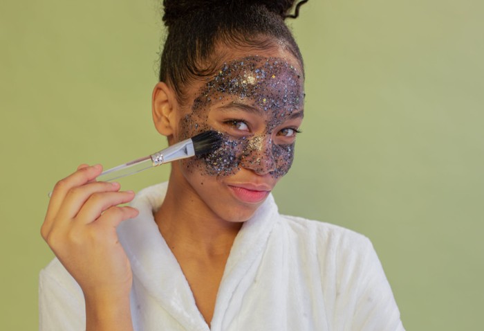 Eksfoliasi terlalu sering, terutama dengan microbeads, dapat menyebabkan microtears dan iritasi kulit.