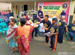 Pendukung Ganjar Pranowo di Banyuwangi Jual Minyak Goreng Murah ke Emak-emak