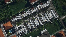 Kaligrafi Pesan Damai dari Tangan Seniman Rusia Hias Villa Bali