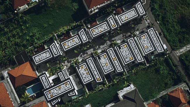 Kaligrafi Pesan Damai dari Tangan Seniman Rusia Hias Villa Bali Kaligrafi bertemakan perdamaian dibuat oleh seorang seniman asal negara Rusia bernama Pokras Lampas.
