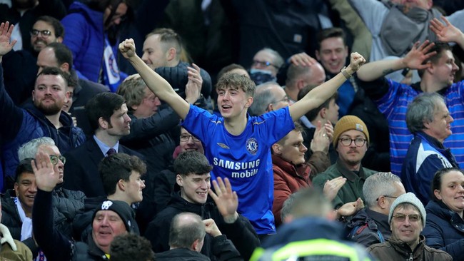 Fan Chelsea dikritik oleh Menteri Teknologi Inggris Chris Philp karena meneriakkan nama Roman Abramovich saat Chelsea tampil menghadapi Norwich City.
