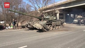 VIDEO: Tentara Ukraina Ambil Alih Tank Rusia di Kota Dekat Kyiv