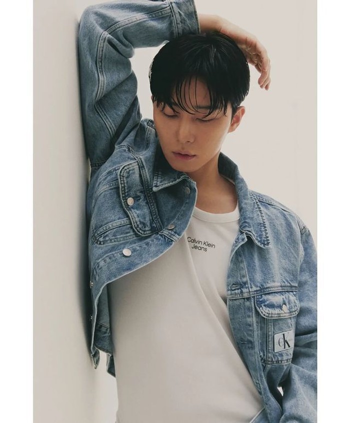 Aktor tampan, Park Seo-joon sebelumnya terpilih sebagai brand ambassador Calvin Klein Jeans untuk Korea. Aktor kelahiran 1988 ini kembali membawakan koleksi Calvin Klein Jeans untuk Spring Collection 2022. / foto: instagram.com/voguekorea
