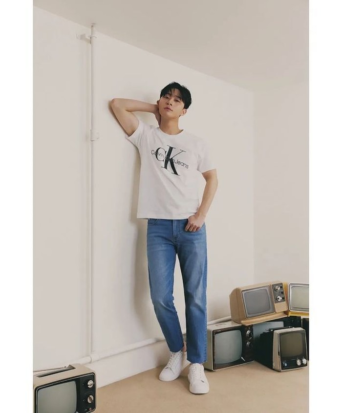 Aktor yang namanya melambung lewat drama Korea, What's Wrong with Secretary Kim ini terlihat menggenakan item klasik dari koleksi Calvin Klein Jeans, yaitu T-shirt berlogo CK serta denim klasik, andalan Calvin Klein Jeans. / foto: instagram.com/voguekorea