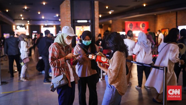 Kunjungan masyarakat di berbagai mal di Jakarta membludak, meski ditinggal pemudik. Namun, pengelola menyebut kapasitasnya masih 70-80 persen.