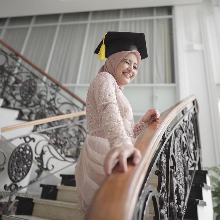 <p>Resmi menjadi wisudawati Arafah Rianti mengaku senang atas pencapaiannya saat ini. Saat wisuda, Arafah terlihat cantik mengenakan kebaya warna pink salem. Banyak yang memuji penampilannya yang cantik dan bikin pangling lho./Foto: Instagram @arafahrianti</p>