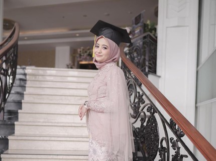 7 Potret Komika Arafah Rianti Ahirnya Lulus Kuliah, Bahagia Meski Tak Miliki Kekasih