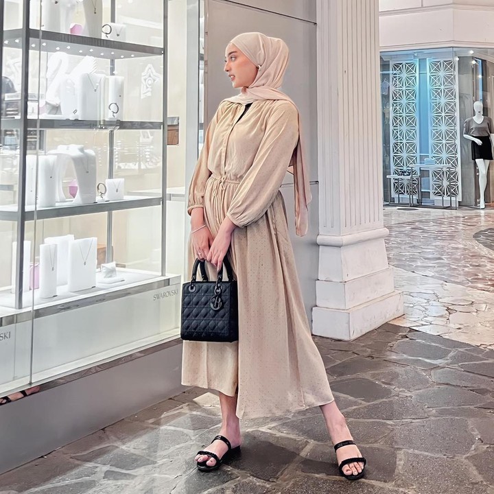 <p>Dinan sepertinya memang hobi mengenakan tas branded ya Bunda. Dalam foto ini saja, Dinan tampak manis dengan tone baju dan hijab senada beserta tas Dior.<br />Foto: Instagram @dinanfajrina</p>