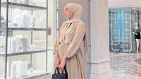 <p>Dinan sepertinya memang hobi mengenakan tas branded ya Bunda. Dalam foto ini saja, Dinan tampak manis dengan tone baju dan hijab senada beserta tas Dior.<br />Foto: Instagram @dinanfajrina</p>