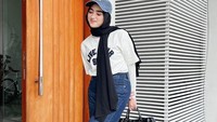 <p>Dinan baru saja menikah dengan Doni Salmanan pada Desember 2021. Belum lama menikah, keduanya terpaksa berpisah karena Doni ditahan dan terancam hukuman 20 tahun penjara. Kali ini, Dinan sedang mengenakan handbag Balenciaga hitam. Foto: Instagram @dinanfajrina</p>