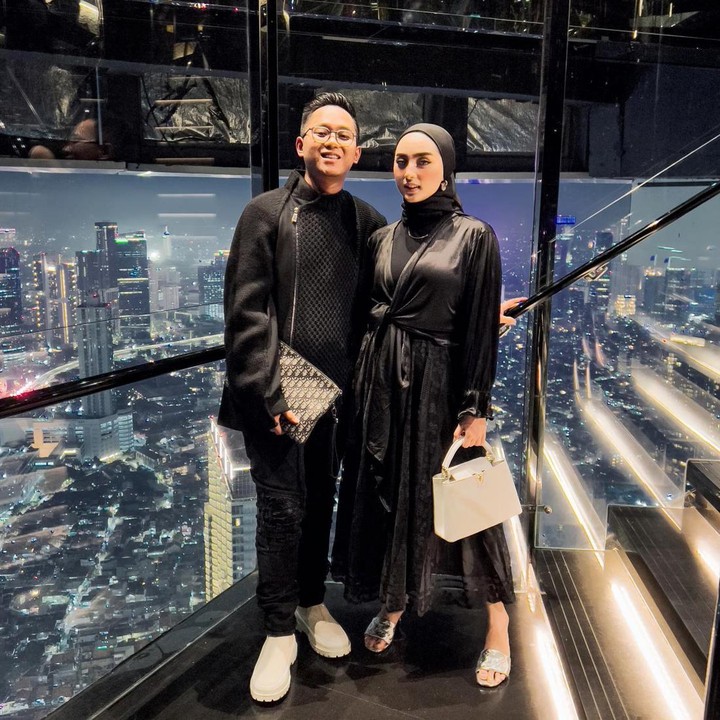 <p>Saat meluangkan waktu dengan sang suami, Doni Salmanan, Dinan pun tampak serasi mengenakan busana hitam yang dipadu tas Louis Vuitton./Foto: Instagram @dinanfajrina</p>