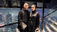 <p>Saat meluangkan waktu dengan sang suami, Doni Salmanan, Dinan pun tampak serasi mengenakan busana hitam yang dipadu tas Louis Vuitton./Foto: Instagram @dinanfajrina</p>