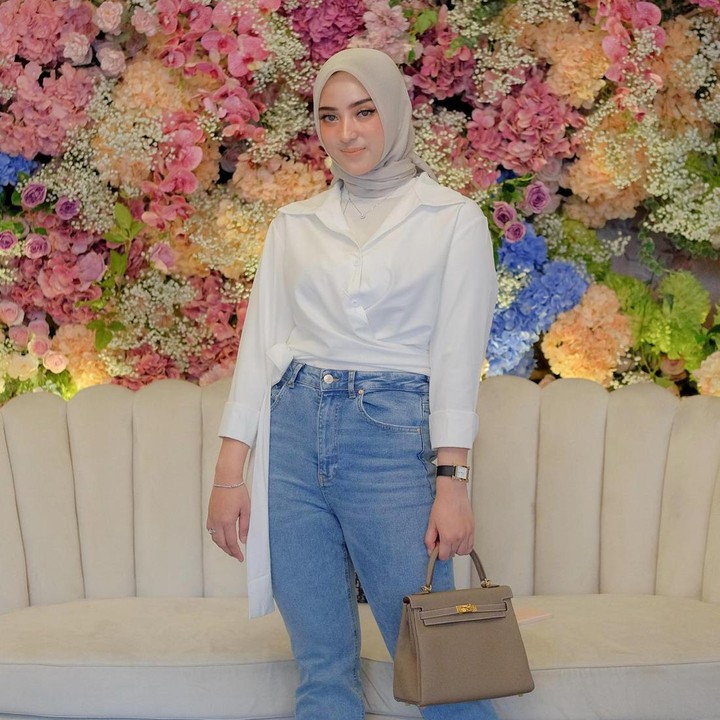 <p>Saat hendak tampil agak resmi tapi semi santai, Dinan tampak stylish dengan tas Hermes ini. Kita doakan, semoga kasus sang suami bisa segera berakhir dengan adil dan baik ya Bunda./Foto: Instagram @dinanfajrina</p>