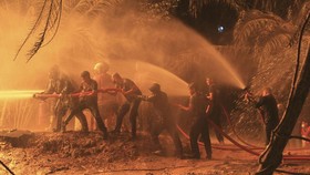 Satu Pekerja di Sumur Minyak Ilegal yang Terbakar di Aceh Meninggal