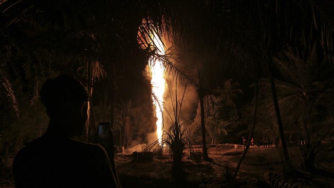 Polda Jambi menyelidiki insiden dua sumur minyak ilegal meledak di kawasan Tahura Senami, Batanghari, Jambi, yang menyebabkan 3 orang mengalami luka-luka.