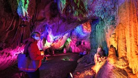 FOTO: Kemilau Warna-Warni Cahaya di Gua Dechen Jerman