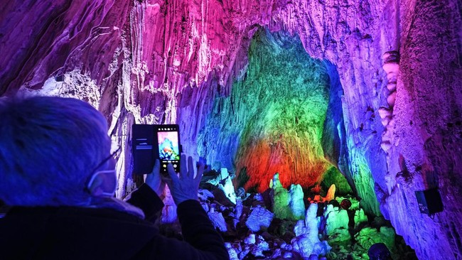 FOTO: Kemilau Warna-Warni Cahaya di Gua Dechen Jerman