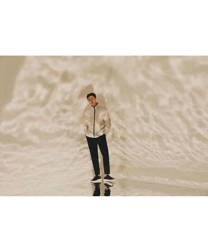Kesuksesannya dalam memerankan drama-drama Korea romantis dan popularitas yang diraihnya tentu membuat banyak brand ingin bekerja sama dengan Park Seo Joon, salah satunya Calvin Klein Jeans, Beauties. / foto: instagram.com/voguekorea