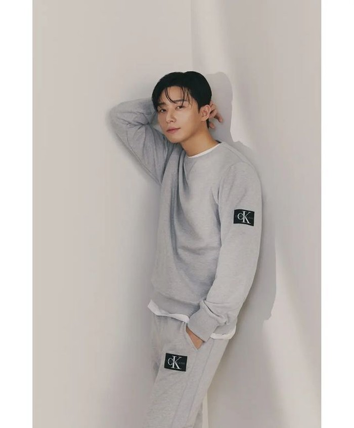 Ya, koleksi Spring 2022 Calvin Klein Jeans ini tidak hanya terbatas pada denim saja. Untuk koleksi ini, CK menunjukkan sweater dan celana yang dijual terbatas seperti yang dikenakan Park Seo Joon. / foto: instagram.com/voguekorea