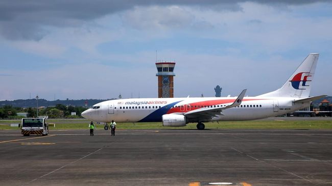 Larangan alkohol dalam penerbangan Malaysia Airlines dinilai bisa melemahkan daya saing maskapai nasional Malaysia tersebut.