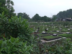 Sekolah Anak Pemulung di Pinggir Kuburan, Itu Manusia Bukan?